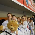 ASW_uśmiechnięte zawodniczki z maskotką klubową