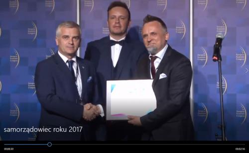 Relacja video z wręczenia Burmistrzowi Marcinowi Jakubowskiemu nagordy Samorządowiec Roku 2017